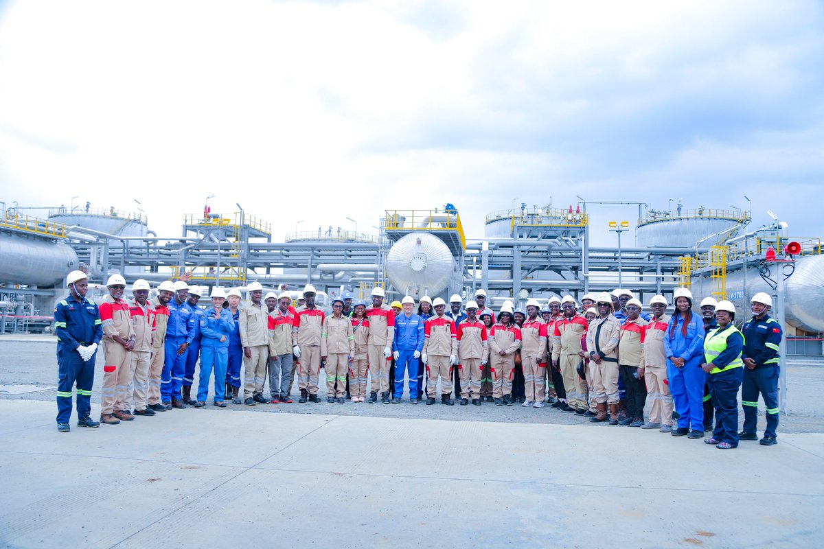 BOU_Official's tweet photo. Governor Atingi-Ego visiting the Kingfisher oil field in Kikuube District today with Chief Justice Flavian Zeija, Deputy Chief Justice Hon. Moses Kazibwe Kawumi, and other Justices and Judiciary officials.

Up to 40,000 barrels of oil per day and 20,000 tonnes of cooking gas (LPG) per year are set to be produced in this project along the shores of Lake Albert. 

Governor Atingi-Ego learned how the oil will be pumped from reservoirs that are 2.5kms below the bottom of the lake into a Central Processing Facility where it will be cleaned before making the 1,443km journey via pipeline to Tanzania’s Tanga port for export.

About $2.5 billion dollars has been invested in the Kingfisher oil field and combined with the other oil production sites in Uganda, these projects are projected to generate average revenues of between $1 to $2.5 billion dollars annually depending on the international oil price.

The Governor appreciated the opportunity to verify first-hand Uganda’s oil and gas developments, saying “A lot hinges on what is happening in the oil sector; from the UGX1.4 trillion expected from oil revenues in the budget for this financial year, to Balance of Payments projections of foreign exchange flows into the domestic market, to the employment opportunities being created here. All these matter for macroeconomic stability, which is my focus.”