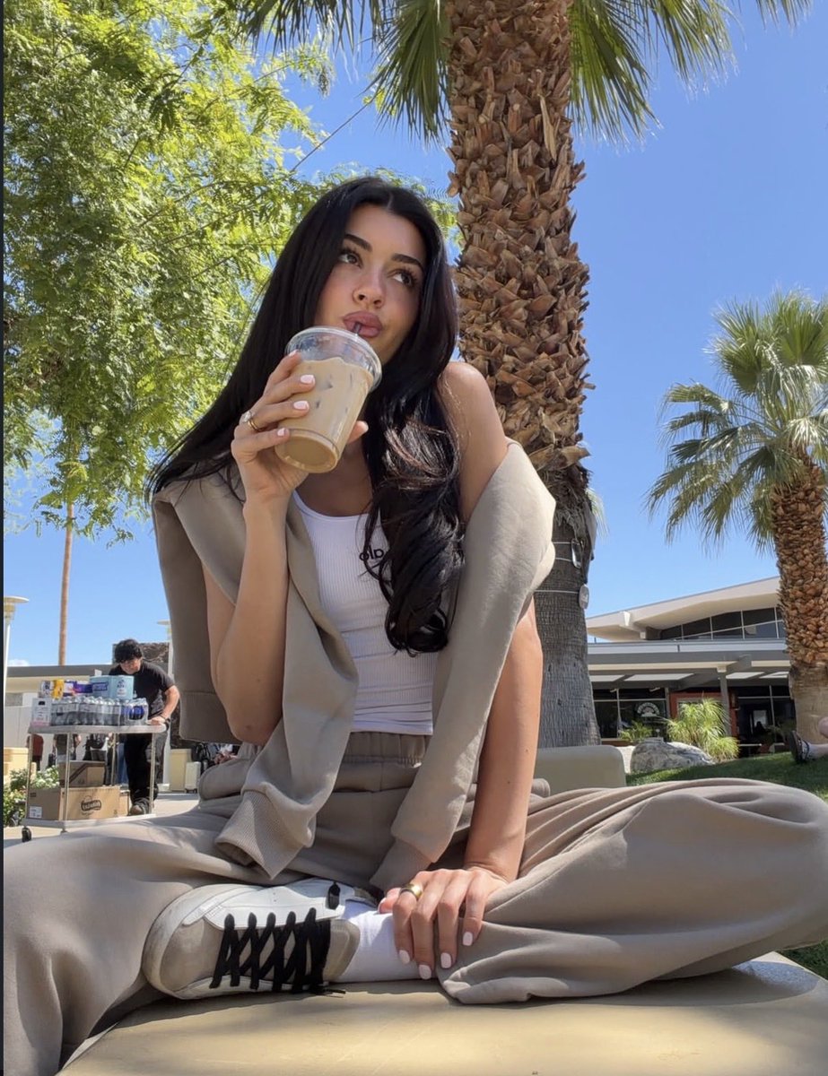 ElsaCarmilla's tweet photo. I've been waiting for you all summer long.. https://t.co/JmMTp4vA3a