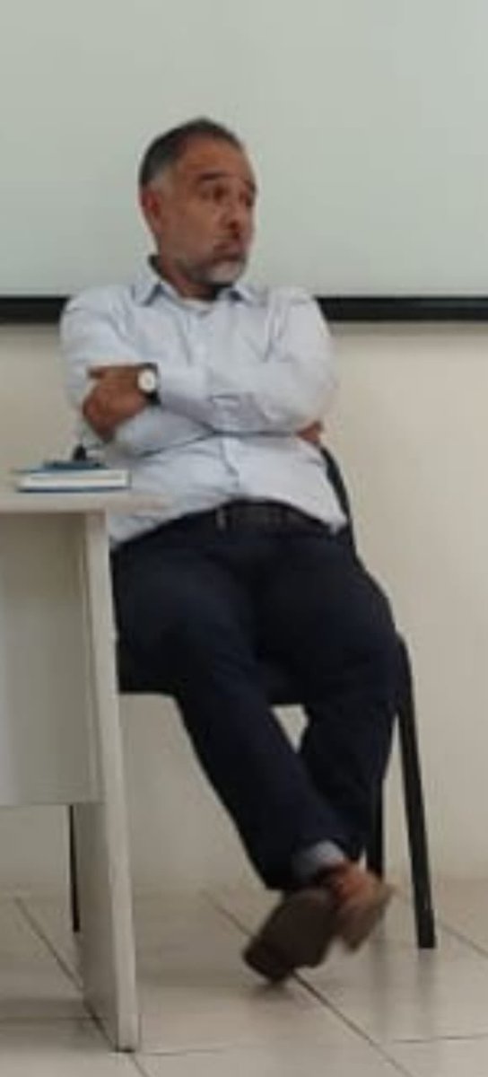 ZonaRoja_Oaxaca's tweet photo. ¡Atención @SEP_mx @SEGOB_mx @CNDH! 

La Universidad del Golfo de México (@UgmexOaxaca) Campus Oaxaca enfrenta una de las crisis académicas y laborales más delicadas de los últimos años. 

A escasos días del inicio del semestre, más de 45 docentes afiliados al Sindicato Único de Trabajadores de UGMEX (SUTUGMEX) denuncian sentirse traicionados por las autoridades universitarias ante el presunto incumplimiento de los acuerdos firmados el pasado 20 de mayo.

Los profesores aseguran que compromisos fundamentales, como la asignación de cargas académicas, el respeto a las incapacidades médicas, la organización de actividades académicas, el fortalecimiento de las academias y el pago pendiente por la actualización de planes de estudio, permanecen sin cumplirse, pese a que han privilegiado el diálogo y la vía institucional.

De acuerdo con el sindicato, tanto el rector Emilio Chávez Núñez como el director del campus, Eliseo David Ruiz Ruiz, han pospuesto reiteradamente las respuestas sin ofrecer soluciones concretas, mientras que el propietario de la institución, Luis Reyes Larios, tampoco ha instalado la mesa de trabajo comprometida.

 Esta situación mantiene en la incertidumbre a decenas de docentes, quienes desconocen incluso las condiciones en las que iniciarán el próximo ciclo escolar.

El conflicto no solo exhibe un problema laboral; también pone en entredicho la capacidad de la institución para garantizar la continuidad y calidad del servicio educativo. 

Cuando una universidad incumple compromisos con quienes sostienen la formación académica de sus estudiantes, la afectación trasciende a los trabajadores y alcanza directamente a la comunidad universitaria.

SUTUGMEX advirtió que aún existe disposición para privilegiar el diálogo, pero urgió a las autoridades universitarias a cumplir los acuerdos antes del inicio del semestre y brindar certeza laboral a los docentes. De lo contrario, la UGMEX Campus Oaxaca podría enfrentar un arranque de clases marcado por la incertidumbre, el desgaste institucional y una crisis que, lejos de resolverse, continúa profundizándose.