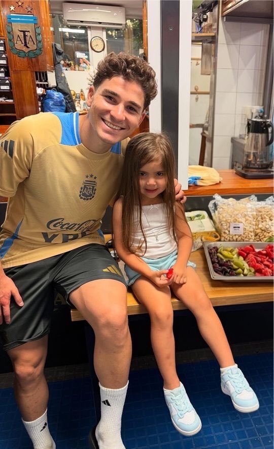 ejf249's tweet photo. me da risa que olivia sea de river por julián y no por enzo que es EL PAPÁ KJJ literalmente la familia tradicional argentina https://t.co/9iTdqDSEuD