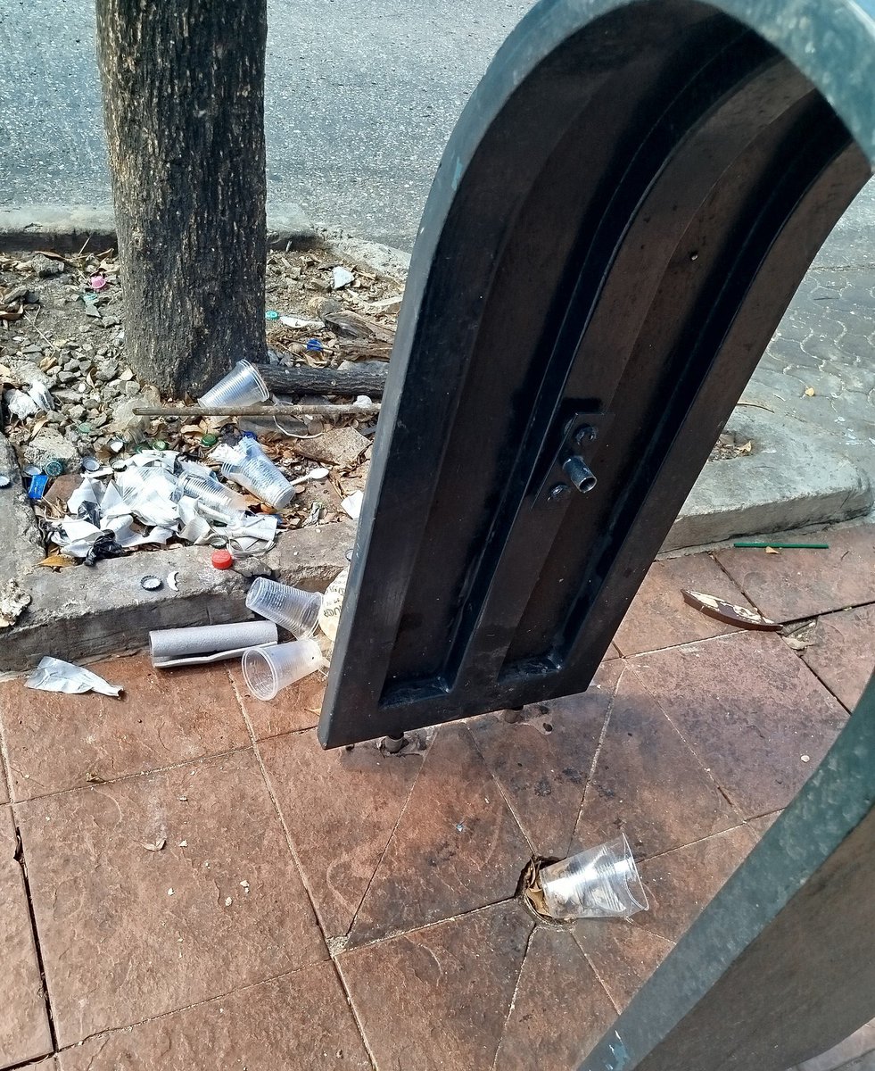 atenciongye's tweet photo. No podemos permitir que Guayaquil se haya convertido en esto. Qué lástima ver a la perla así. #GuayaquilSinAlcalde https://t.co/ukjd8eH55K