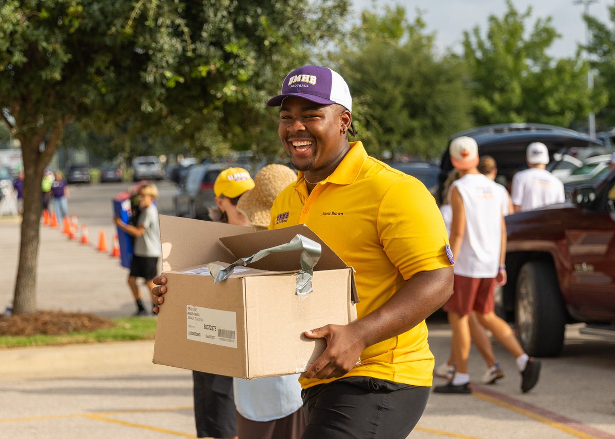 UMHB's tweet photo. Boxes unpacked ✅
Dorm decorated ✅
Cru status achieved ✅
Welcome home, Cru! We’re so glad you’re here! https://t.co/D59CB5edNM