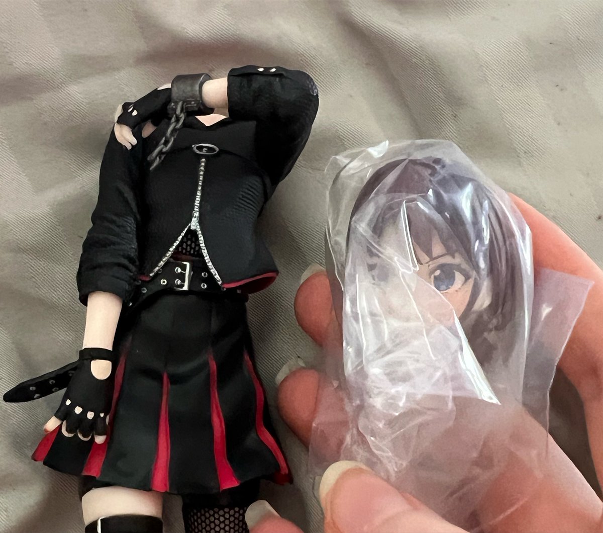 raikamiku's tweet photo. this is the scariest way to package a figure i’ve ever seen. why is she beheaded https://t.co/Pv3QJMh23G