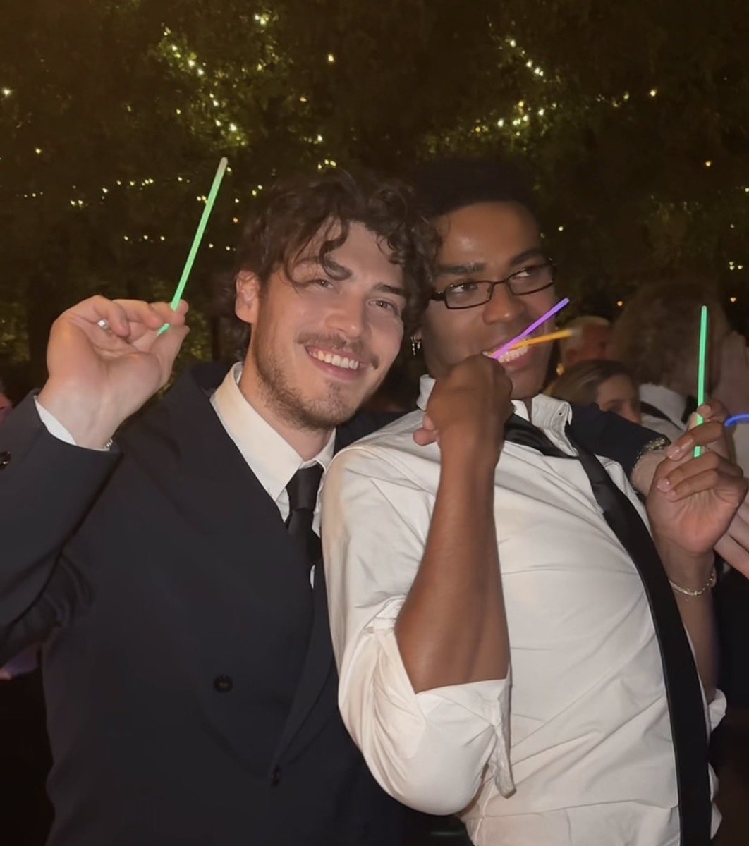 PantonThinker's tweet photo. “outdoor venue, private vows, glow sticks at the after party.”

“got it, glow sticks.” https://t.co/xyboAeumXB