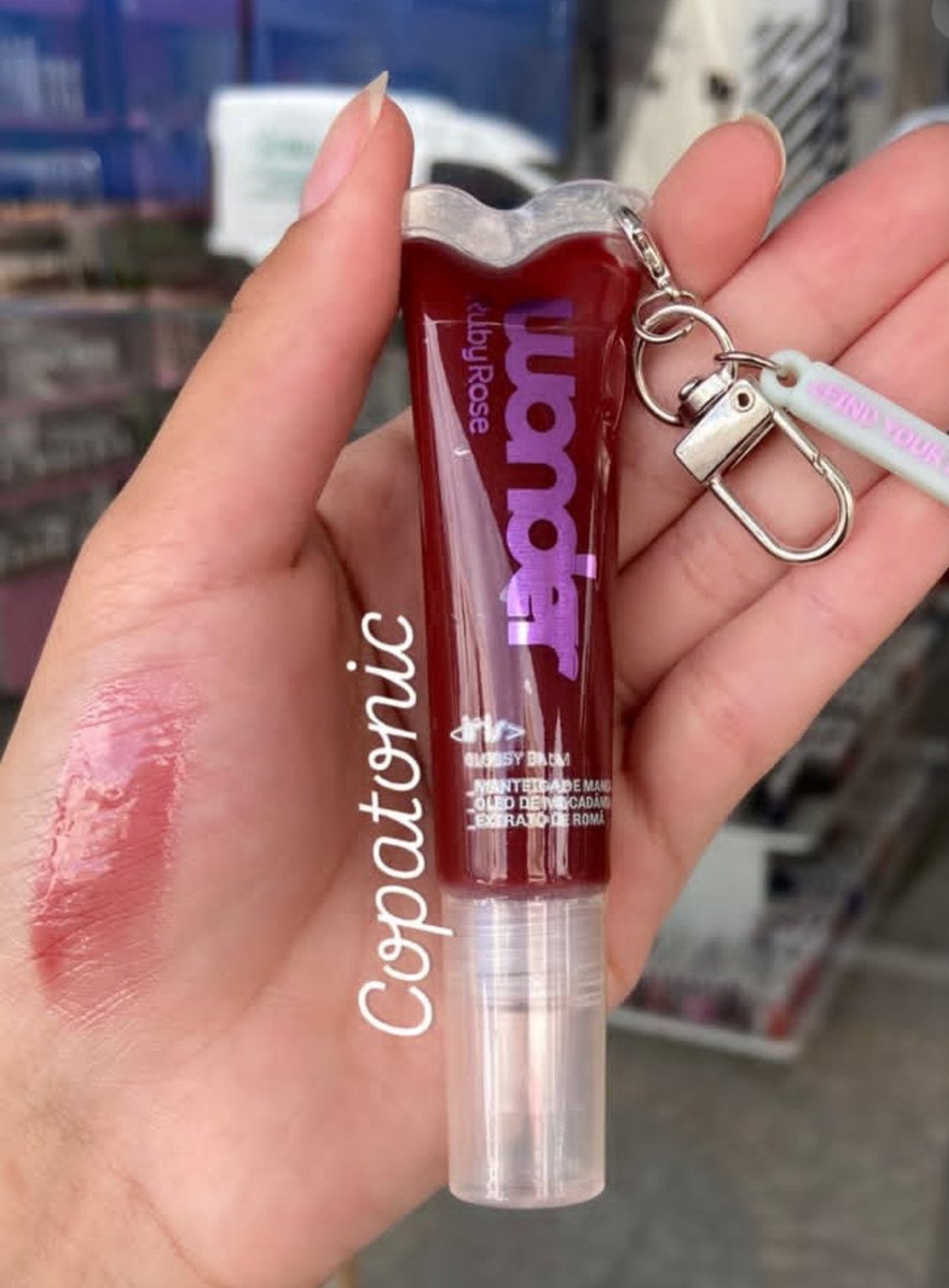stargirlzm's tweet photo. e ainda colocaram o chaveiro do gloss DO LADO CERTO diferente de umas blogueiras aí... https://t.co/tM1BPT9uE0