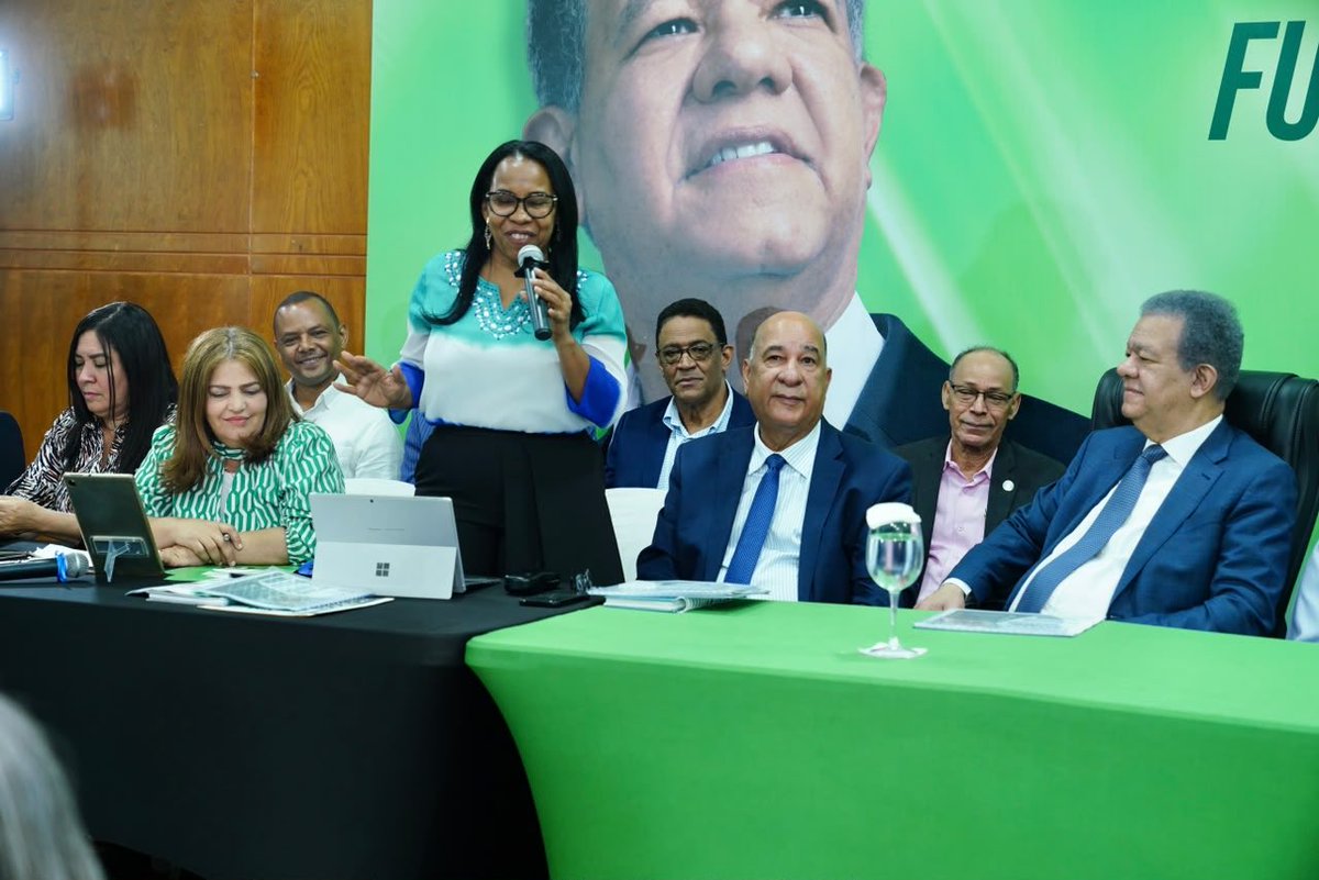 BautaRojas's tweet photo. Hoy, el pleno nacional de la Sec. de Organización de @FPcomunica con la presencia del presidente @LeonelFernandez compartió los resultados de crecimiento, fidelización y de recintos electorales, con los encargados de organización de provincias, circunscripciones y del exterior. https://t.co/a7CbT2GbIl