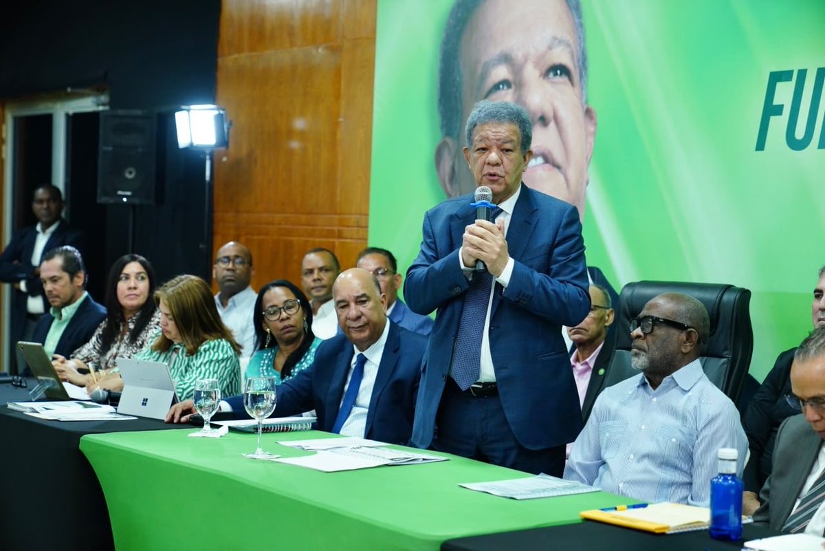 BautaRojas's tweet photo. Hoy, el pleno nacional de la Sec. de Organización de @FPcomunica con la presencia del presidente @LeonelFernandez compartió los resultados de crecimiento, fidelización y de recintos electorales, con los encargados de organización de provincias, circunscripciones y del exterior. https://t.co/a7CbT2GbIl