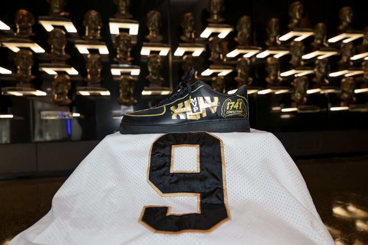 Saints's tweet photo. Custom @DrewBrees inspired G-Nikes 🔥 https://t.co/nxycBKWf6c