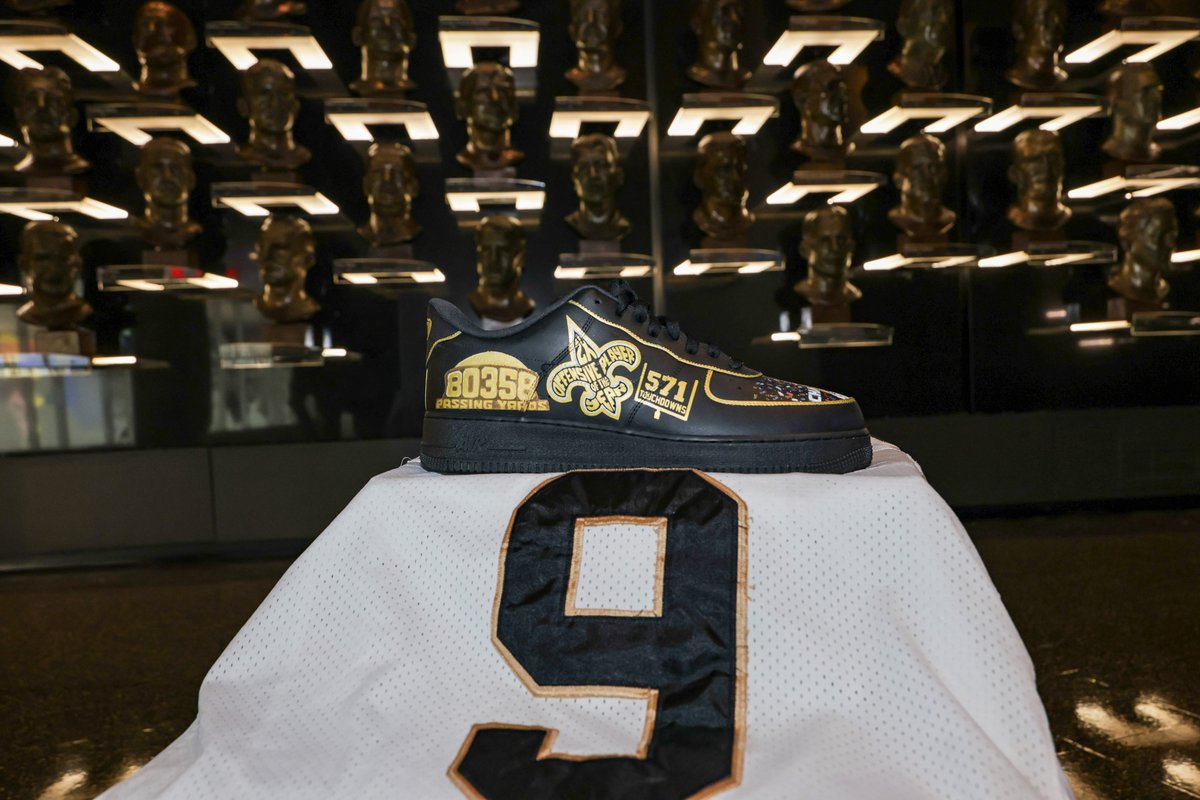 Saints's tweet photo. Custom @DrewBrees inspired G-Nikes 🔥 https://t.co/nxycBKWf6c