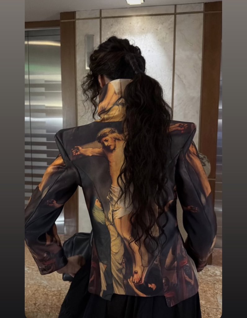 Bearangomoda's tweet photo. Carla Baratta 
Traje: Súbito, Goretti, Medina.

El calzado fue elaborado a partir de un concepto tipo camándula o Rosario https://t.co/97X2hMTQJa