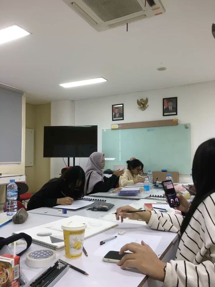LoopPikiran's tweet photo. Menunda pekerjaan bukan masalah malas. Itu hasil pertarungan antara dua bagian otak yang punya kepentingan berbeda. Ini yang terjadi di kepala kamu:

Sistem limbik mengurus emosi dan kepuasan sekarang. Prefrontal cortex mengurus perencanaan jangka panjang.

Limbik lebih cepat dan lebih tua secara evolusi. Dalam adu cepat, dia menang.

Tugas yang memicu rasa cemas atau bosan diperlakukan otak seperti ancaman kecil. Menunda memberi kelegaan instan.

Temporal discounting membuat imbalan besar di masa depan terasa lebih kecil dari imbalan kecil hari ini.

Cara yang bekerja: perkecil tugas sampai tidak memicu cemas. Mulai 5 menit tanpa target selesai. Begitu mulai, rasa tidak nyaman turun sendiri.