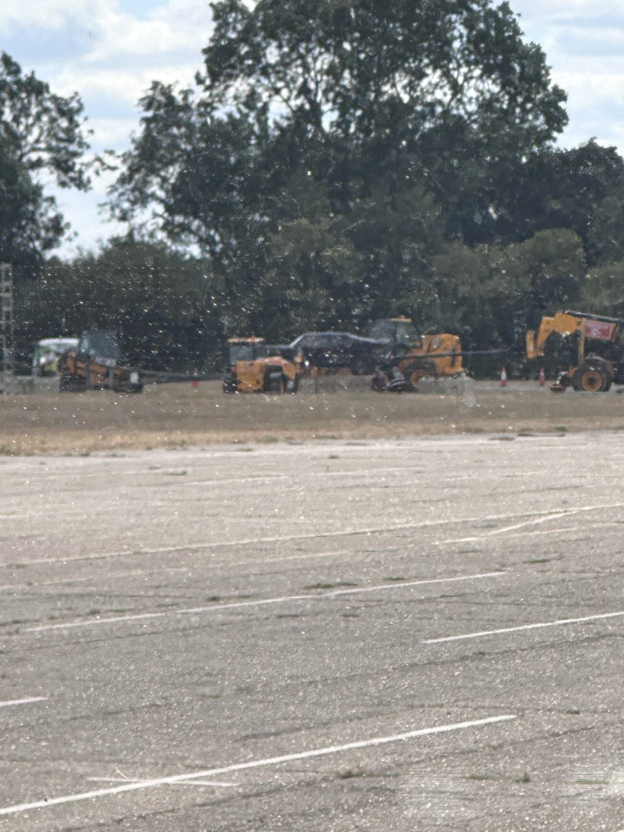 TheBatmanSagaNW's tweet photo. The Batmobile has seemingly been spotted near Leavesden for the filming of ‘THE BATMAN: PART 2’

(via @lancasterb) https://t.co/4uGEUur2AS