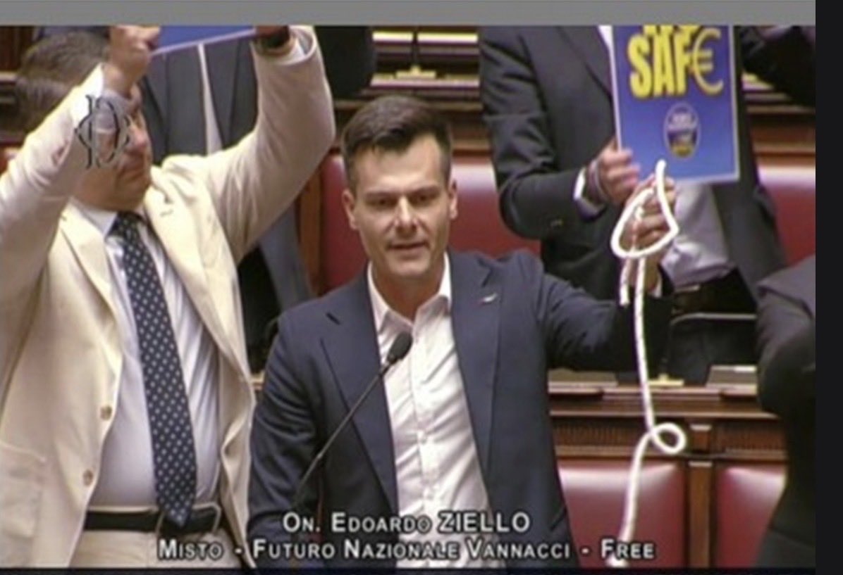 avvbenedetto's tweet photo. Oggi cone ieri, mi vergogno.
Mi vergogno di avere questi Parlamentari.
#Cappio https://t.co/WfFP7VN4zg