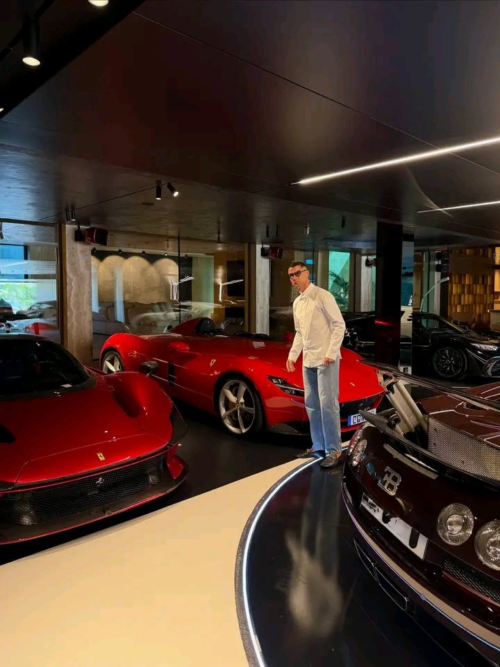 SMONEYUTD's tweet photo. Like bro didn't know what to do with those toys again ☹️ https://t.co/yNtoRYx2vF