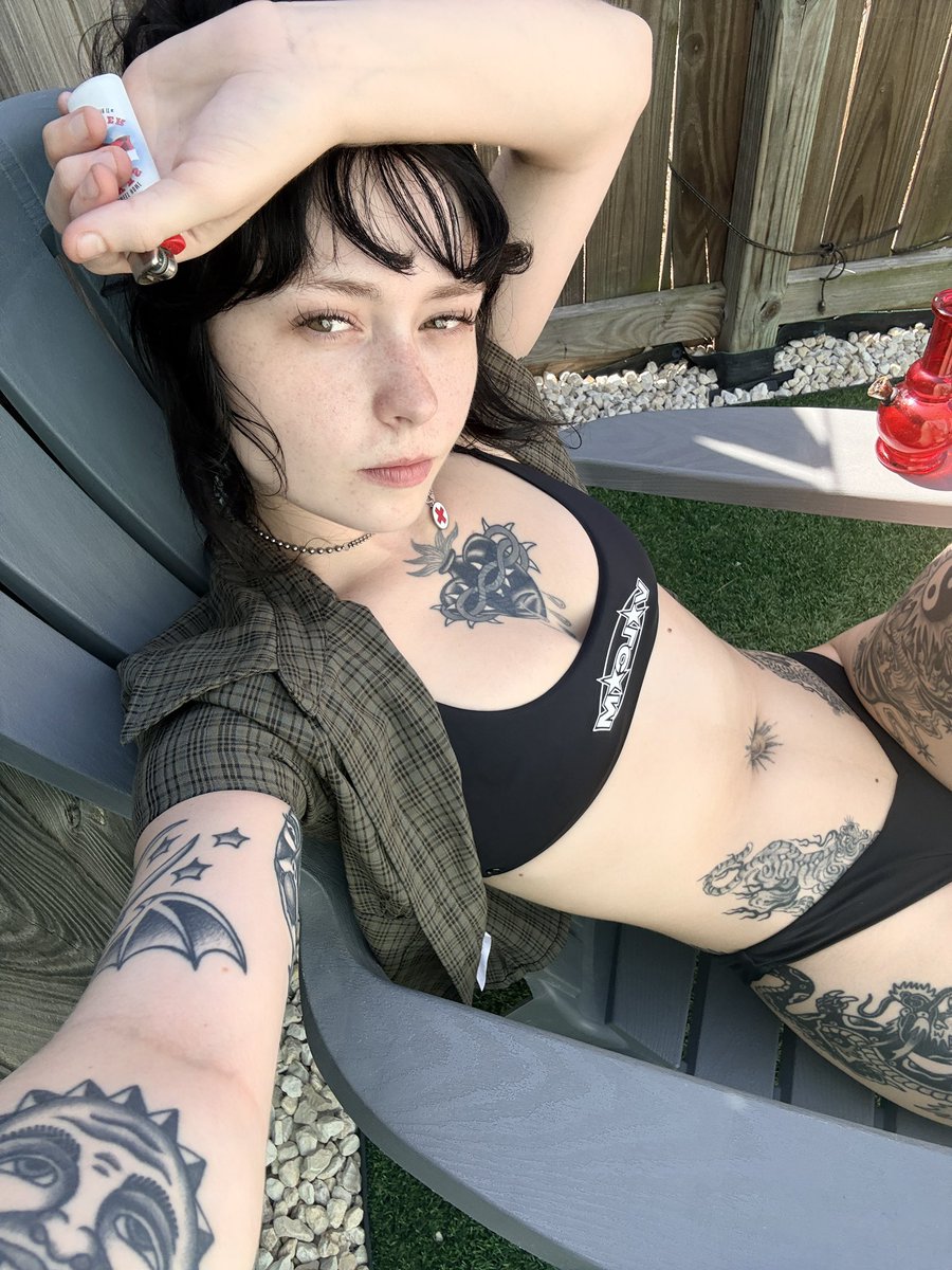 bbychrisdaboss's tweet photo. Smoking bowl https://t.co/KxVbwIrVlV