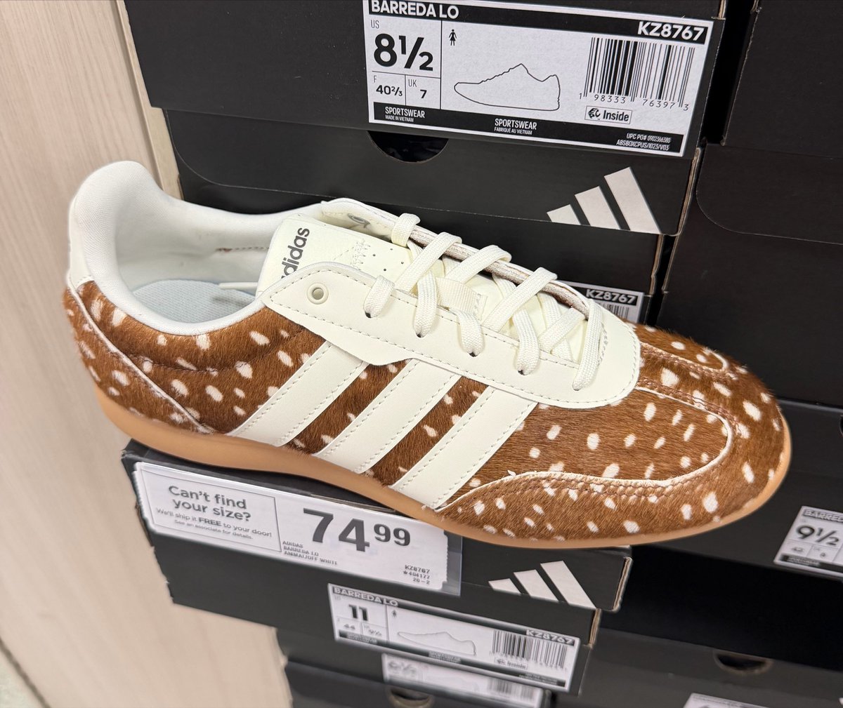 baekguwons's tweet photo. You’re laughing? They turned heeseung into shoes and you’re laughing??? https://t.co/oE1uqbMSJy