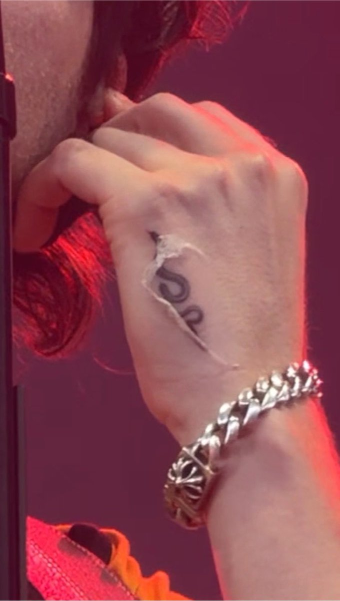 lrhsources's tweet photo. Luke got a new tattoo on his hand! 

#TorontoIsAStar #EASToronto #EASTour https://t.co/HF0vbe8yB7