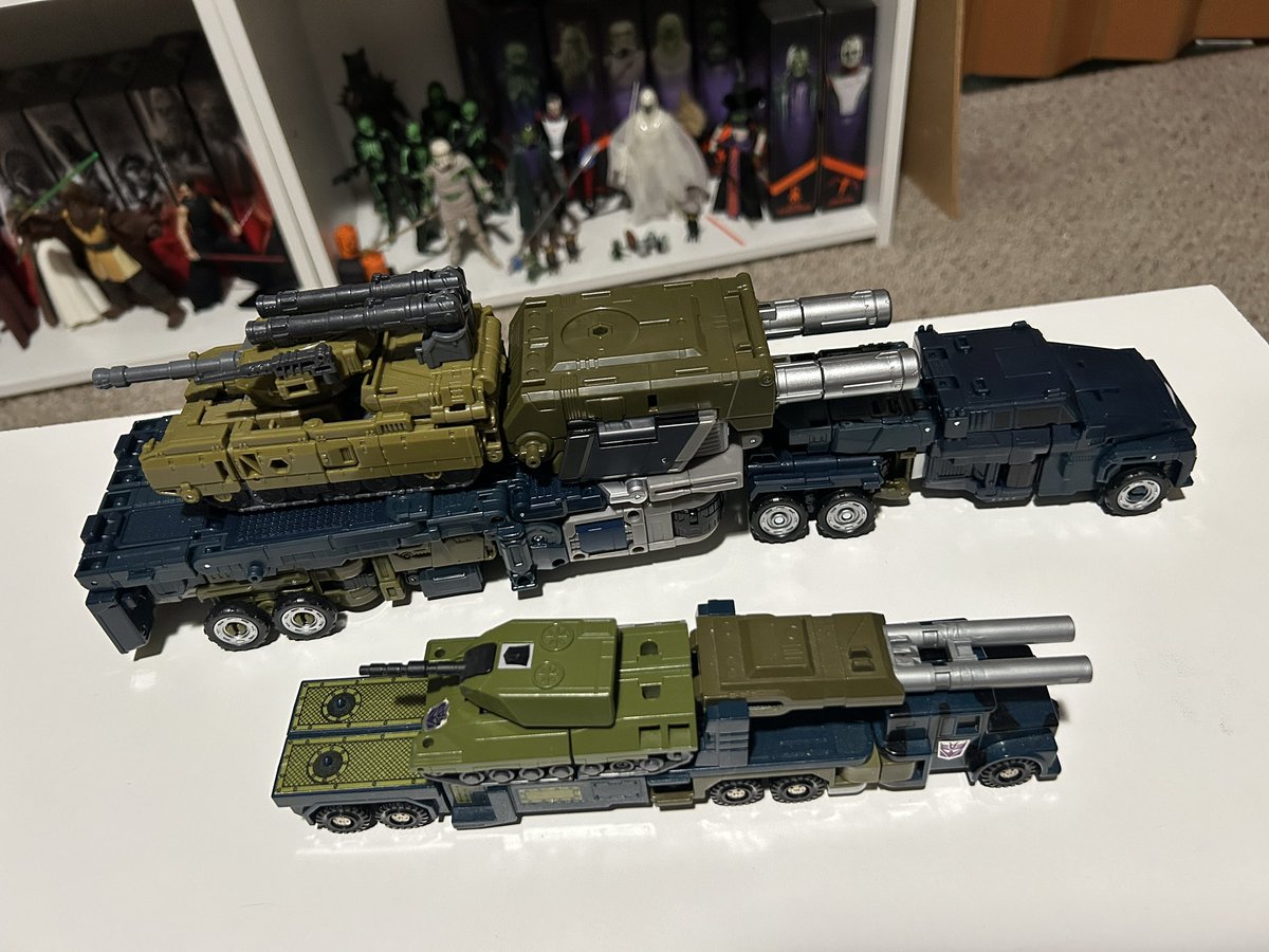 JediJaybird's tweet photo. AOTP Onslaught is a beast and I’m here for it. (My OG G1 version for scale) #transformers #decepticons #combaticons https://t.co/9Gsid21gAx