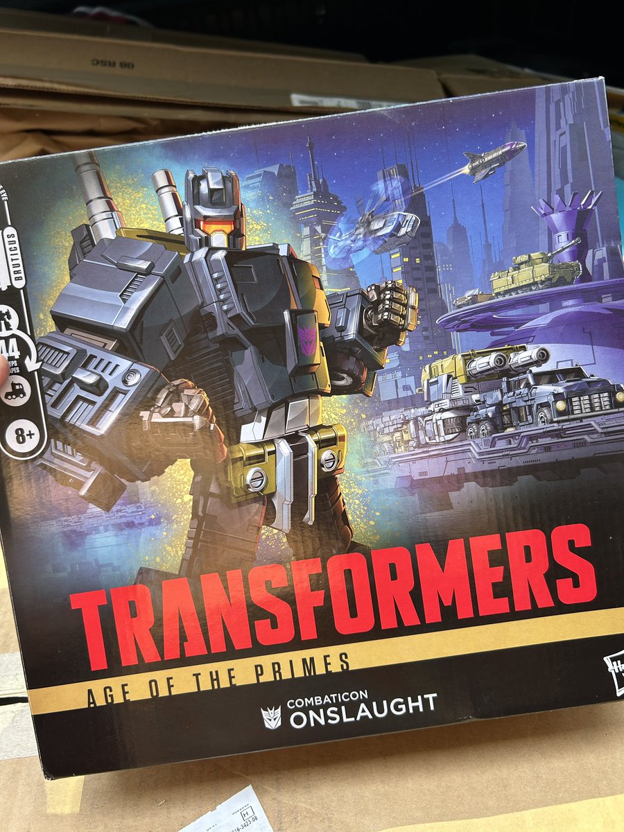 JediJaybird's tweet photo. AOTP Onslaught is a beast and I’m here for it. (My OG G1 version for scale) #transformers #decepticons #combaticons https://t.co/9Gsid21gAx