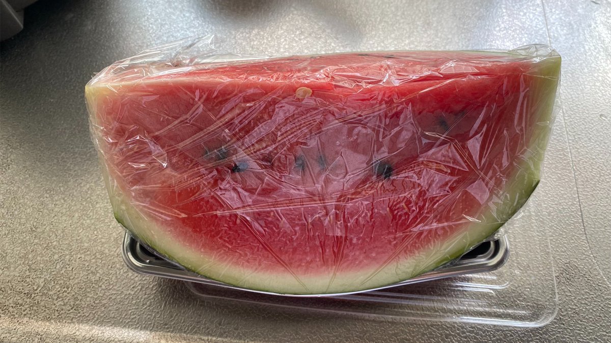 iromono_'s tweet photo. 朝からスイカが届きました…

朝から…

まだ朝食食べてないのに。 https://t.co/2fmt6zqeBc