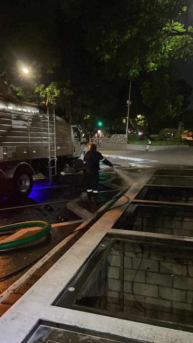 SOAPAPGobPue's tweet photo. Como parte de las actividades programadas por la Gerencia de Saneamiento y Medio Ambiente, realizamos trabajos de limpieza y desazolve en los registros soterrados del Parque Benito Juárez, ubicado sobre el Bulevar 5 de Mayo.

Durante la jornada atendimos 10 registros soterrados y extrajimos 13 m³ de lodos mediante equipo hidroneumático.

Estas acciones contribuyen a mejorar las condiciones de operación de la infraestructura sanitaria, así como a la limpieza y desinfección de los contenedores soterrados, favoreciendo espacios más limpios y funcionales para todas y todos.