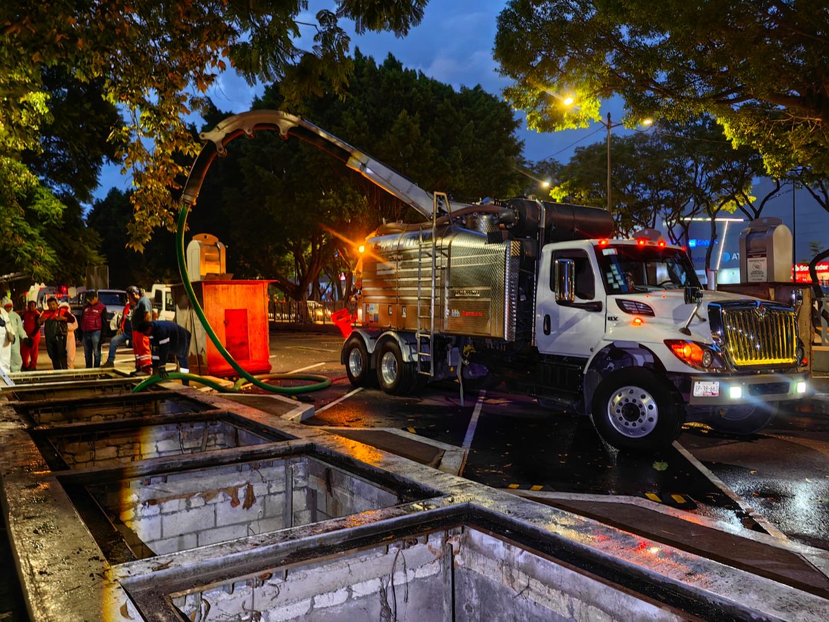 SOAPAPGobPue's tweet photo. Como parte de las actividades programadas por la Gerencia de Saneamiento y Medio Ambiente, realizamos trabajos de limpieza y desazolve en los registros soterrados del Parque Benito Juárez, ubicado sobre el Bulevar 5 de Mayo.

Durante la jornada atendimos 10 registros soterrados y extrajimos 13 m³ de lodos mediante equipo hidroneumático.

Estas acciones contribuyen a mejorar las condiciones de operación de la infraestructura sanitaria, así como a la limpieza y desinfección de los contenedores soterrados, favoreciendo espacios más limpios y funcionales para todas y todos.