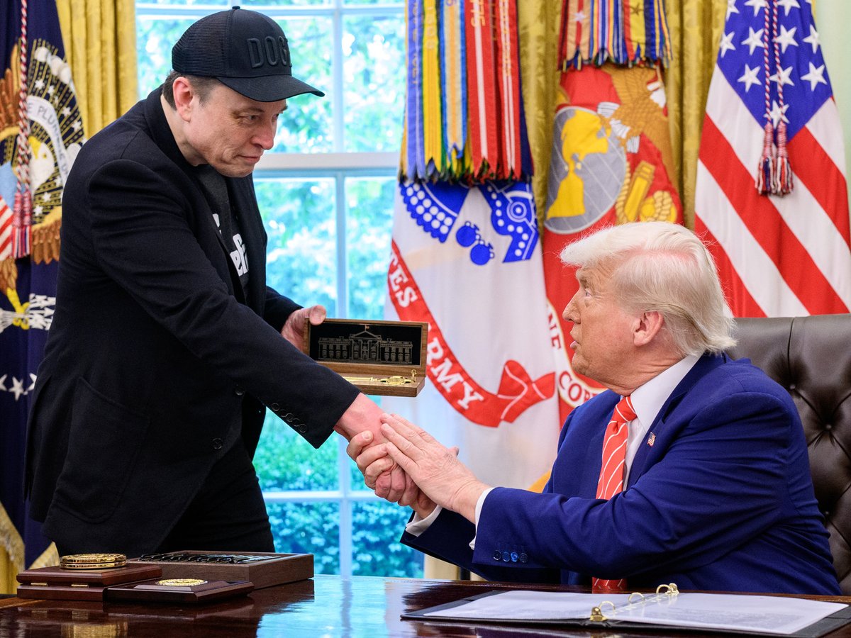 remarks's tweet photo. JUST IN: 🇺🇸 President Trump says "we love Elon Musk." https://t.co/HVfOIx3lPQ