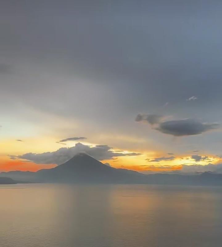 ClimaenGuate's tweet photo. Atardecer espectacular desde el Lago de Atitlán 😍 https://t.co/eW3JjHy1PG