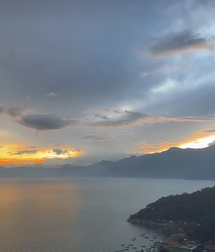 ClimaenGuate's tweet photo. Atardecer espectacular desde el Lago de Atitlán 😍 https://t.co/eW3JjHy1PG