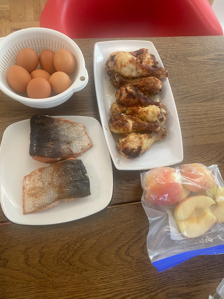 nataliemuscle's tweet photo. ①練習前に食べるローズマリーチキン🍗 
②持っていく予定の食事を準備 
③旦那さんのお弁当 
④子どもたちのお弁当（2食分）  

運動前は脂質が少ないあっさりしたお肉（鶏むね肉など）を食べることが多いです。

本日はエアフライヤーが大活躍✨ https://t.co/vxhuZ1RucI