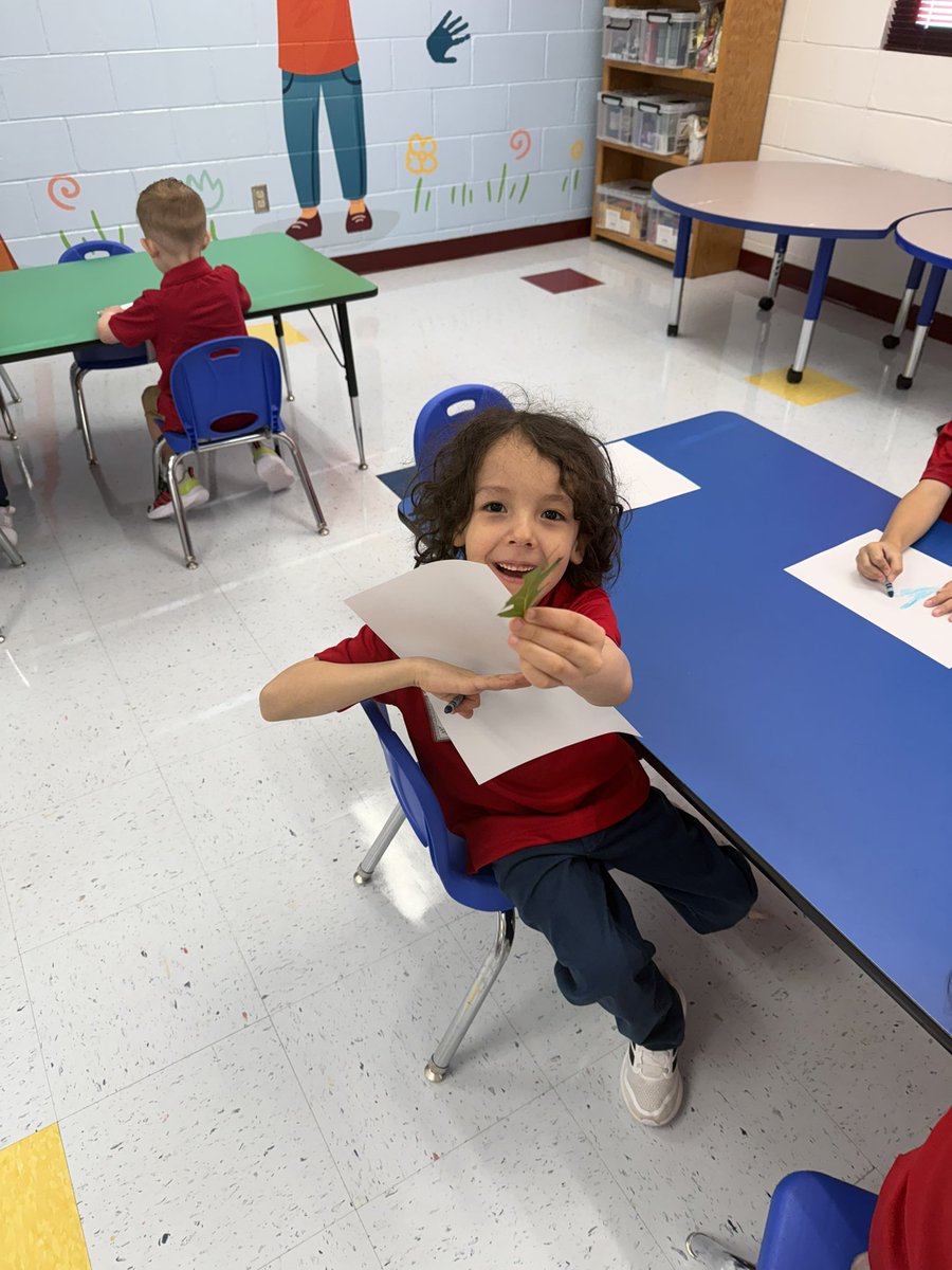 SierraVista_SA's tweet photo. Some of our younger Wranglers exploring art and leaves with Mr. Narvaez, our Art Teacher. #TeamSISD #BoardwalkToSuccess https://t.co/eNGU0eFcx7