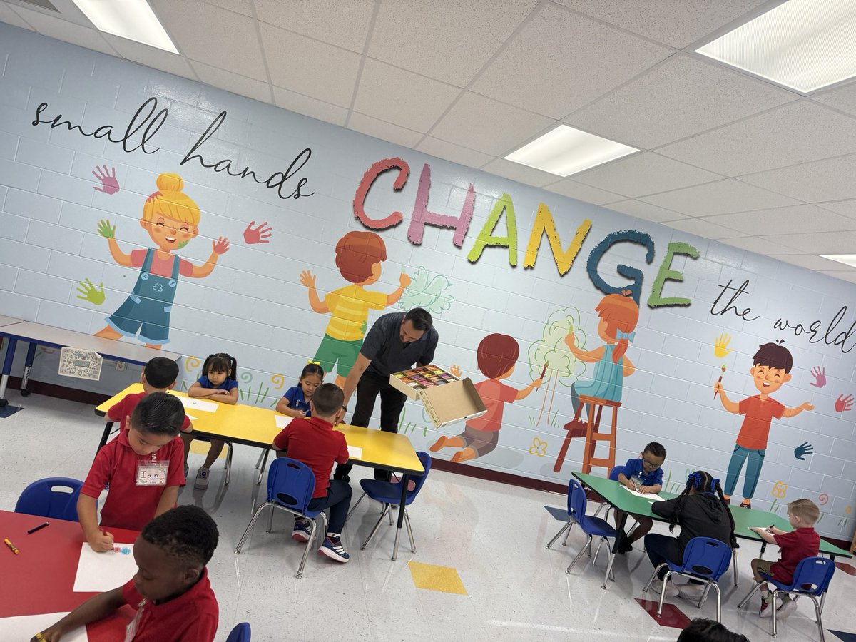 SierraVista_SA's tweet photo. Some of our younger Wranglers exploring art and leaves with Mr. Narvaez, our Art Teacher. #TeamSISD #BoardwalkToSuccess https://t.co/eNGU0eFcx7