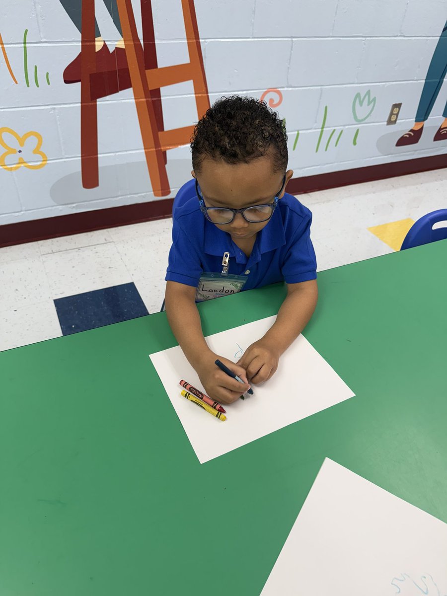 SierraVista_SA's tweet photo. Some of our younger Wranglers exploring art and leaves with Mr. Narvaez, our Art Teacher. #TeamSISD #BoardwalkToSuccess https://t.co/eNGU0eFcx7