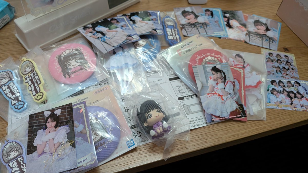 h_32sea's tweet photo. 旦那さんが無事東京から帰宅し、改めてきゅーすと一番くじ開封の儀！！
現地できゅーてすとのお兄さんとトレードで推しの物は全てget出来たそうな🙂

私もなべちゃんをいただきました💜 https://t.co/f38eber8JY