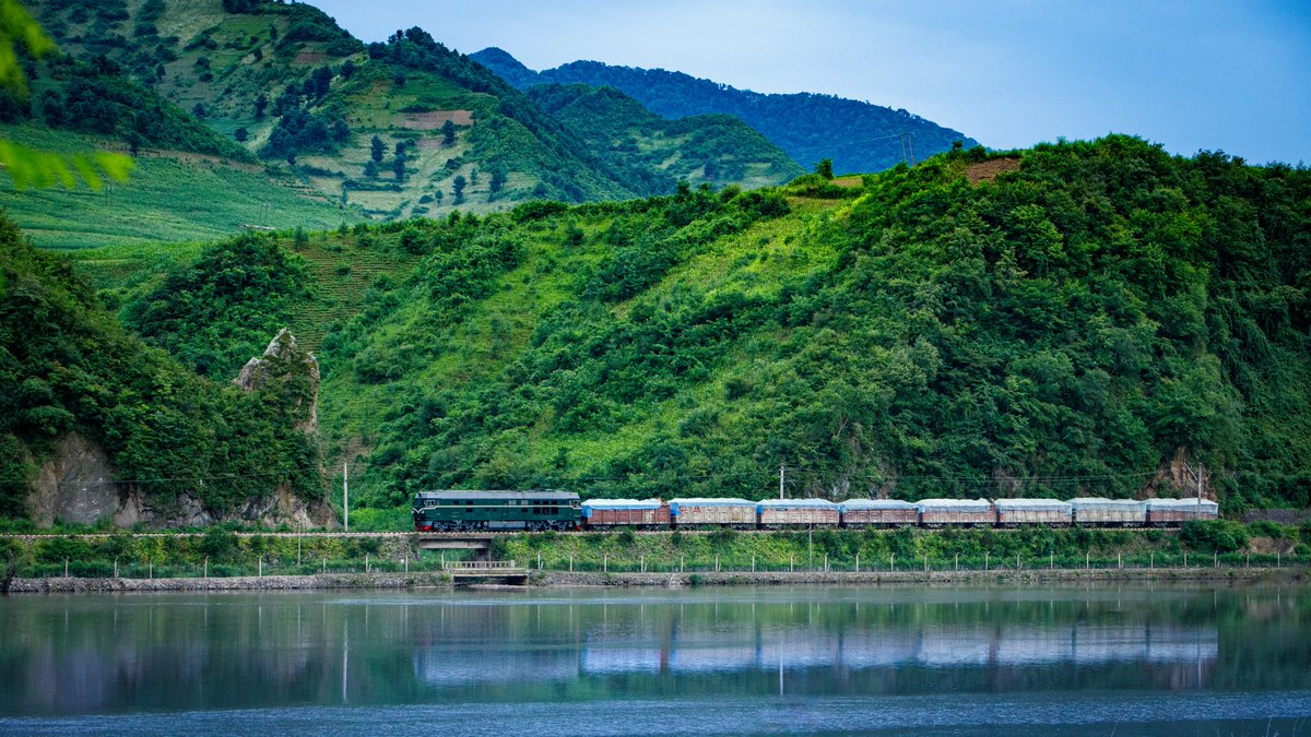 Uncong591543's tweet photo. 北部内陸線を走る列車の本数は4月に比べてかなり減っているが、編成は全体的に長くなっている。以前は5400型は5両しか牽引できませんでしたが、今では出力のさらに小さい「赤旗1」や「赤旗2」でも、十数両を自由に牽引できるようになりました。

慈江道の電力と石油の供給は十分になったのか？ https://t.co/5fbTKaJdu4