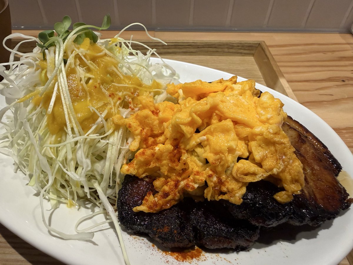 harayork's tweet photo. 昨日のお休みに家の近くの　#メシヤアカシア　では #チャーシューエッグ定食 頼んだ
目玉焼き苦手なのでスクランブルエッグにしてもらった　まいう〜だった https://t.co/3PXC5QCF5x