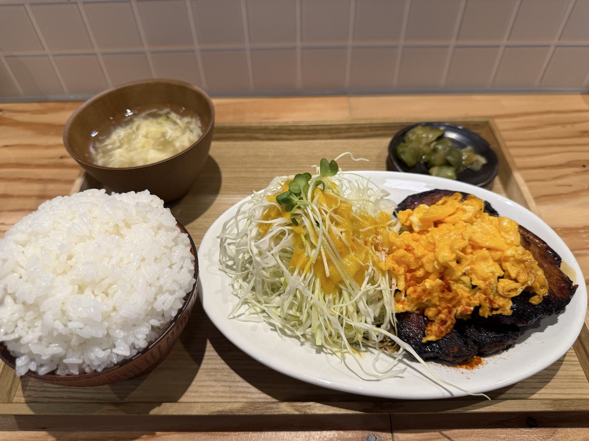 harayork's tweet photo. 昨日のお休みに家の近くの　#メシヤアカシア　では #チャーシューエッグ定食 頼んだ
目玉焼き苦手なのでスクランブルエッグにしてもらった　まいう〜だった https://t.co/3PXC5QCF5x