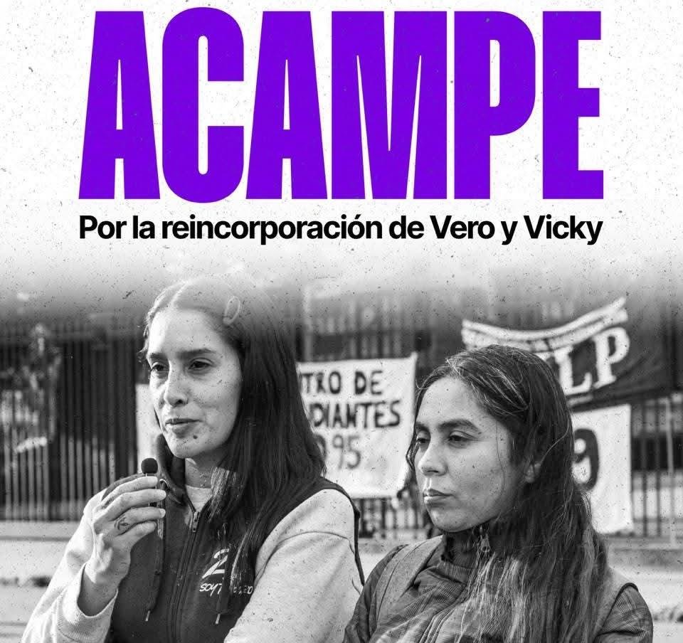 Lorenaitabel's tweet photo. Verónica y Victoria necesitan recuperar sus puestos de trabajo en el Astillero Rio Santiago, por eso están de acampe en la gobernación de PBA, pero en lugar de darles una respuesta Kicillof las amedrenta rodeandolas con la maldita bonaerense. https://t.co/YFW6tC4bcP