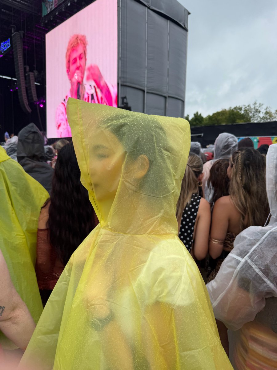 kzarinayuo's tweet photo. Caught between raindrops and melodies,
wearing happiness  like it was the easiest
thing in the world. ☔✨ https://t.co/TJ6Y6xzLnq