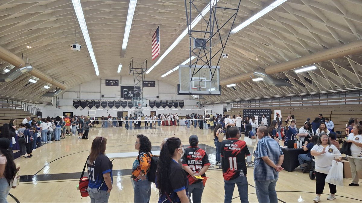 ConsulMexDou's tweet photo. 📚 El @ConsulmexDouglas participó en la Feria de Regreso a Clases del #DUSD27, brindando información sobre documentación, la Ventanilla de Orientación Educativa (VOE) y temas migratorios. ¡Éxito a docentes y estudiantes en este ciclo escolar 2026-2027! 🇲🇽🍎 #VOE https://t.co/PaU6LH9an2