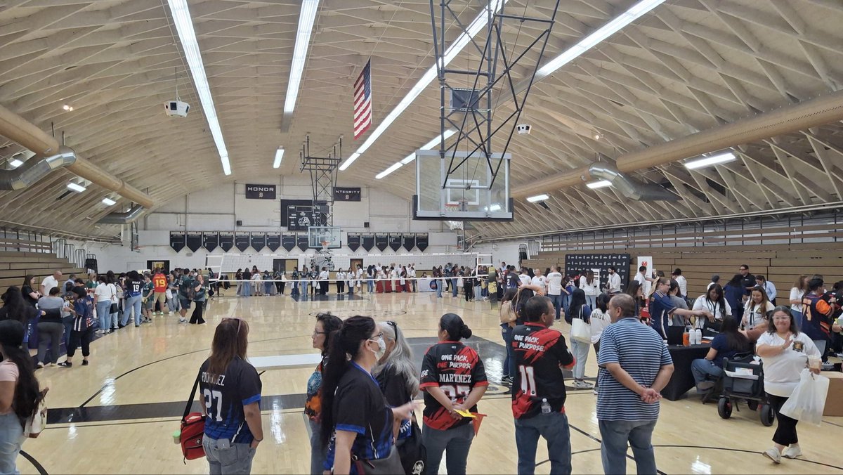 ConsulMexDou's tweet photo. 📚 El @ConsulmexDouglas participó en la Feria de Regreso a Clases del #DUSD27, brindando información sobre documentación, la Ventanilla de Orientación Educativa (VOE) y temas migratorios. ¡Éxito a docentes y estudiantes en este ciclo escolar 2026-2027! 🇲🇽🍎 #VOE https://t.co/PaU6LH9an2