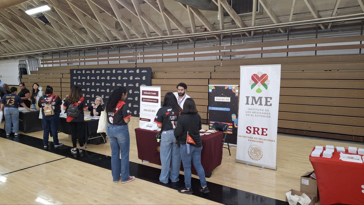 ConsulMexDou's tweet photo. 📚 El @ConsulmexDouglas participó en la Feria de Regreso a Clases del #DUSD27, brindando información sobre documentación, la Ventanilla de Orientación Educativa (VOE) y temas migratorios. ¡Éxito a docentes y estudiantes en este ciclo escolar 2026-2027! 🇲🇽🍎 #VOE https://t.co/PaU6LH9an2