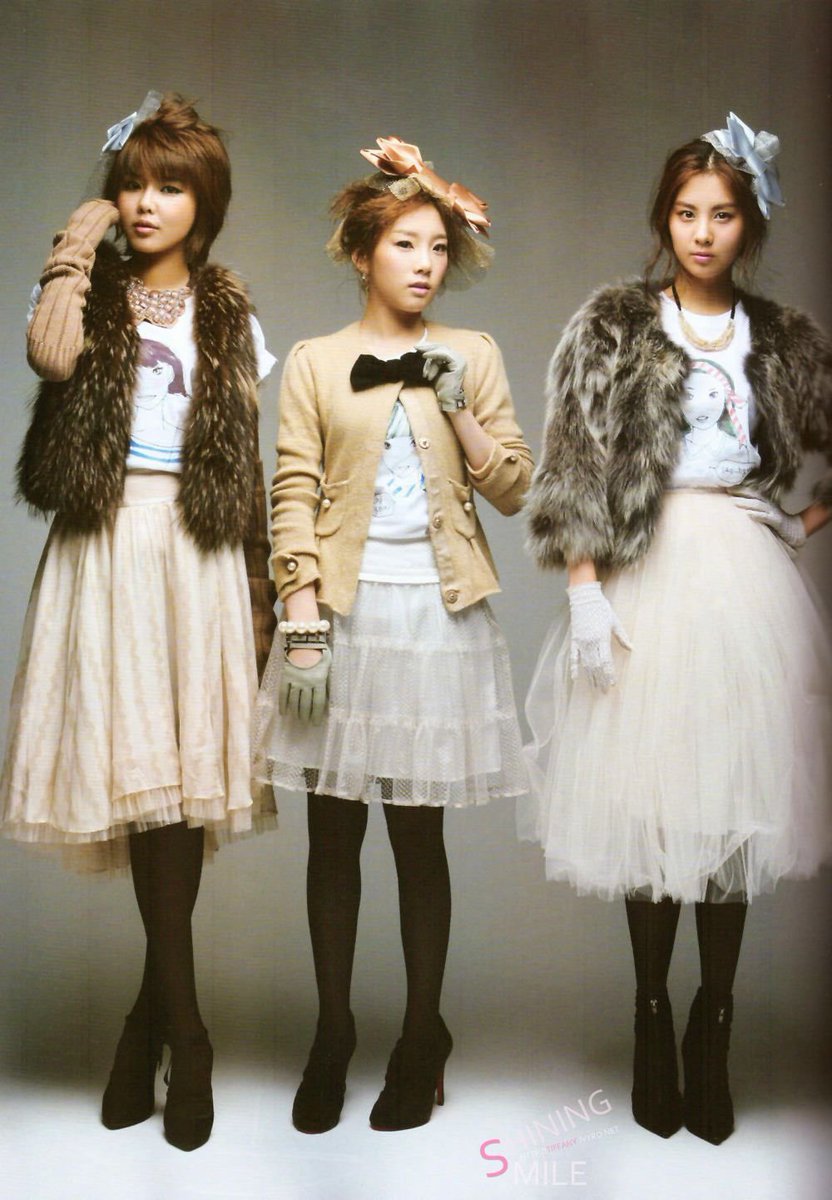 snsdsarchive's tweet photo. sooyoung, taeyeon and seohyun for elle girl (2009) https://t.co/dWe4sSSEE6