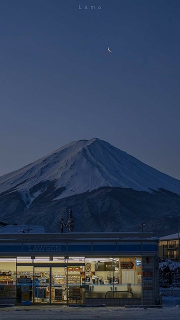 AdrianaRodac's tweet photo. 朝から雨が降��てるのか、結構降ってるな。電車遅延のニュース見たけど、まさかと思いながら急いで駅に向かってる、でもちょっ��遅刻の可能性もあるし焦ってる。 https://t.co/OlLtVD3vkL