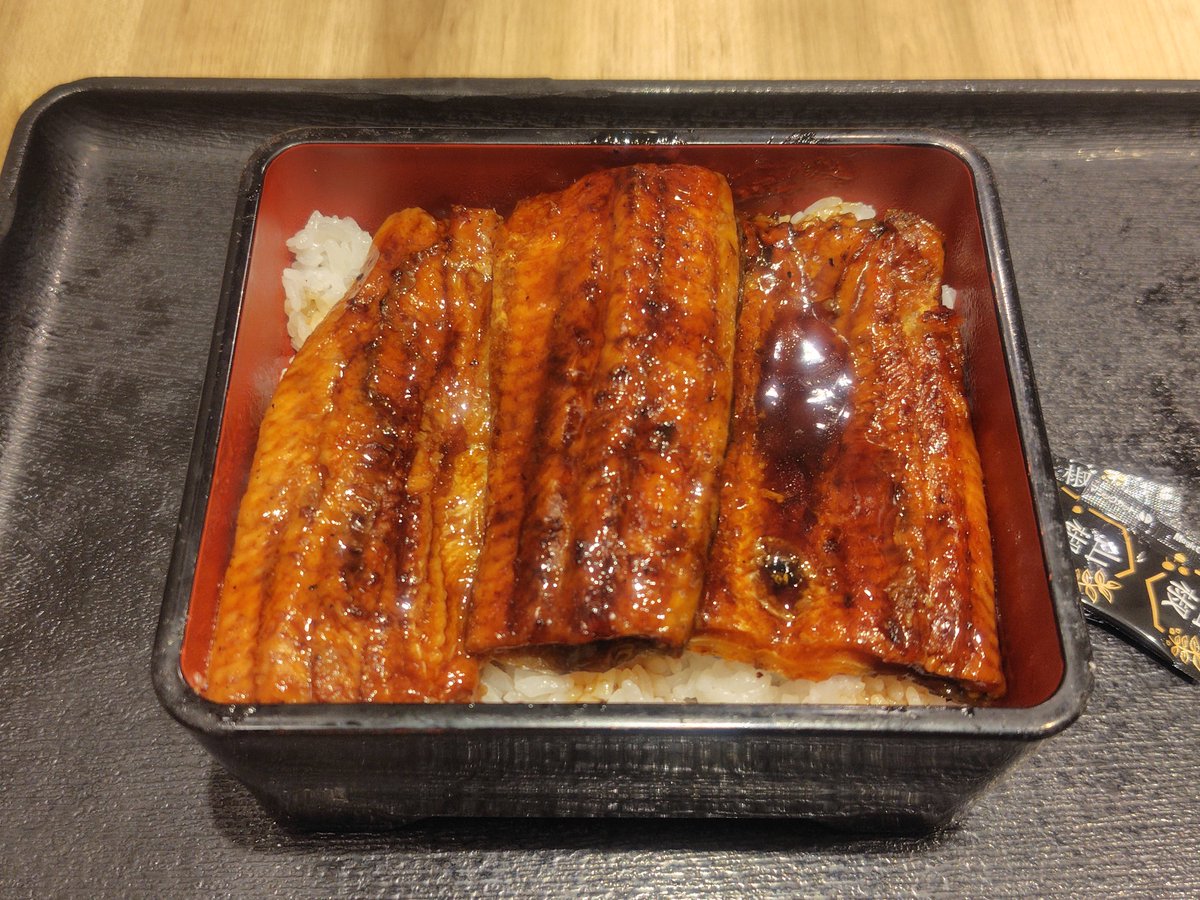 laghaimlanza's tweet photo. 吉野家ドラクエポイント集め
やはりこれが最適解？
•鰻重ニ枚盛り　2087円

今夜から夜勤なのでテイクアウト
•牛皿ファミリーパック(4人前)＋豚丼(特盛)＋クーポン80円引き=2056円

疲労回復にいいとされる豚肉を選ぶも？
やはり牛肉の方が美味しいね。

明日から🐰と🦀が出るまでココイチかな？🤔 https://t.co/vIQE4KTyut