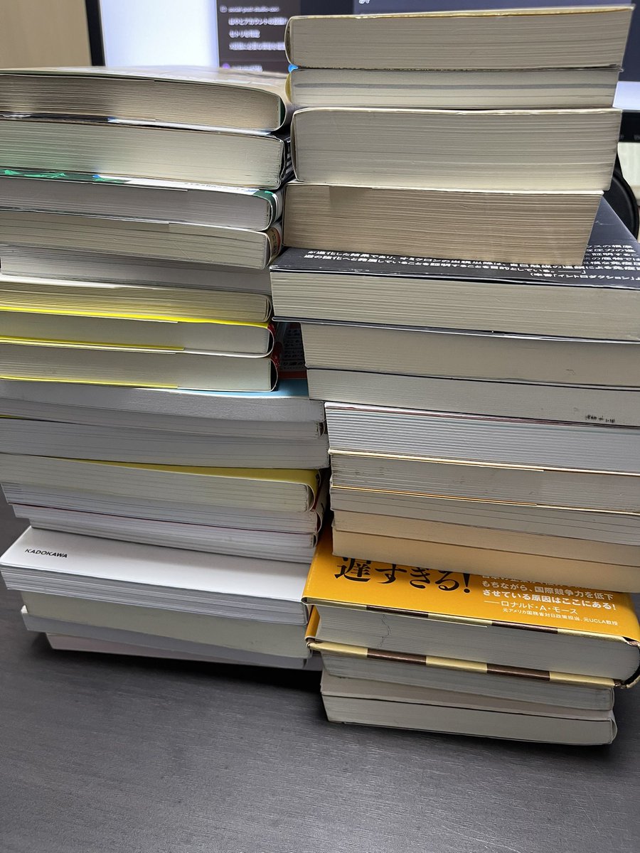 book_yusuke's tweet photo. 昨日仕入れたもの出品完了しました！

仕入れ時間 3時間半
仕入れ冊数 35冊
仕入れ金額 9985円
見込み利益 3万5246円
でした。

今日もプロパーから単Cに直で落ちてくる店舗でしたので、まずは単C単行本からみました。
何冊か
「売れるまでは時間かかるけど高利益」
なものがあったので、仕入れ冊数のわりに見込み利益が高額になっています。

単C単行本見て、プ���パー単行本見て、
単C文庫と新書見て終了。
プライスシールの上に値下げシール貼ってあるのが多い店舗なので、リサーチがいつもの倍くらいかかります。
なので、ジャンルの全棚は見ません。売れるものが多い、期待値の高い棚だけ見ます。
そうしないと、いくら時間があっても足りません���らね😅