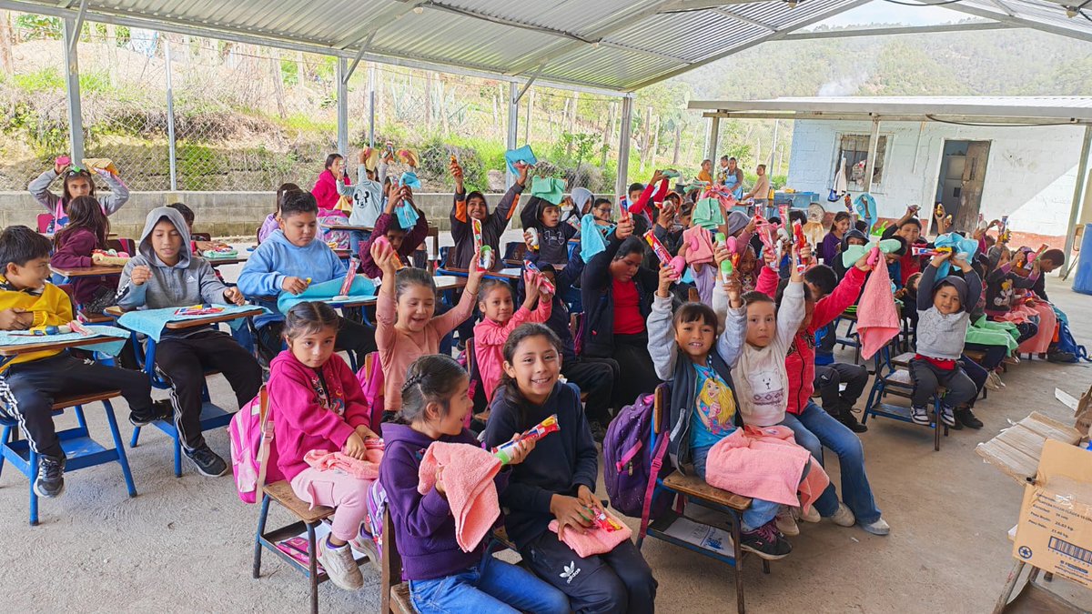 IxtatanF's tweet photo. El 19 de junio entregamos materiales educativos y tecnológico a 4 docentes de la EORM en la aldea El Orégano, Huehuetenango. Impulsamos el proyecto de higiene y medio ambiente con Aprendizaje Basado en Proyectos para 77 estudiantes. ¡La educación transforma vidas1 https://t.co/6sWDT1EVpA