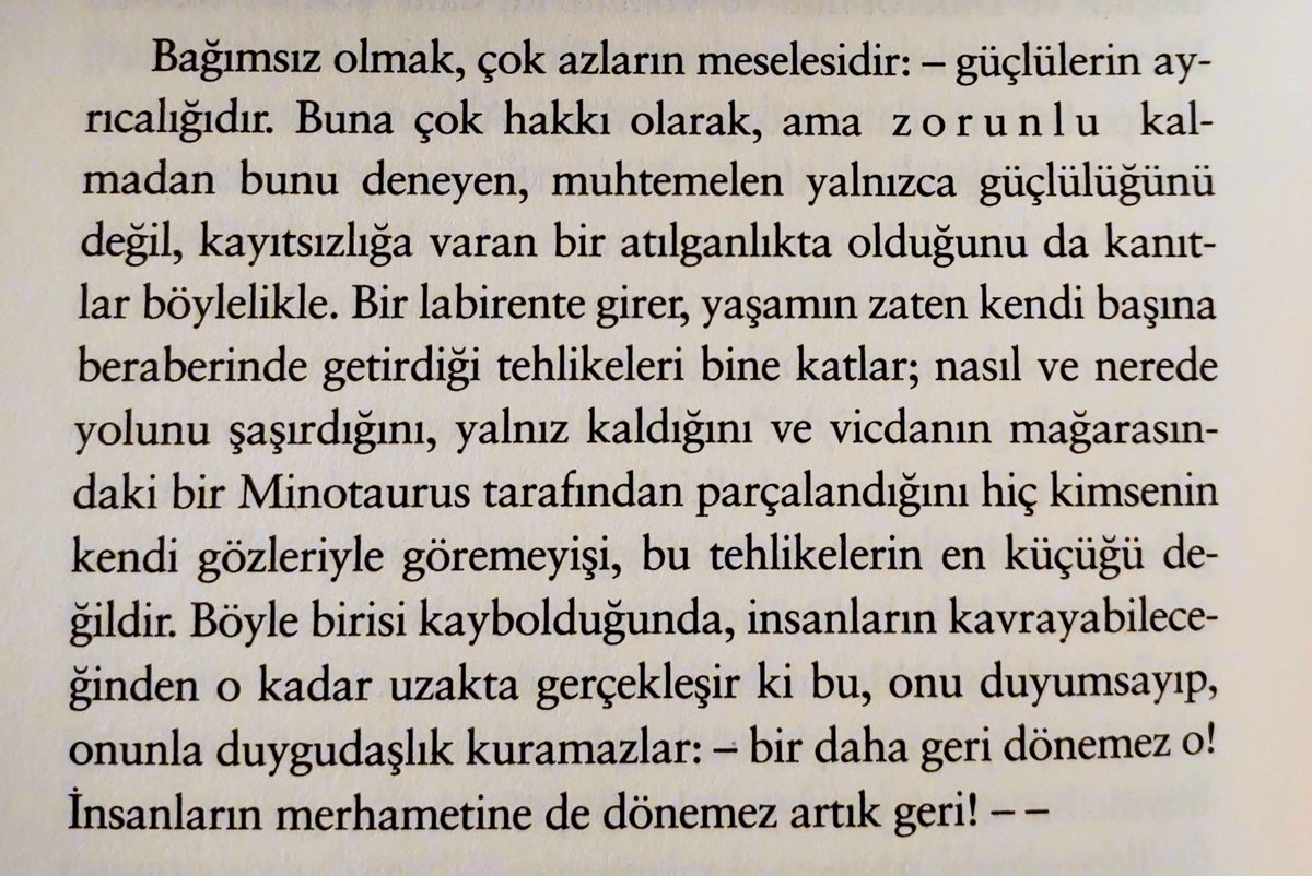 Scipiomagister's tweet photo. Nietzsche, kitlesel aksiyolojiden kopup kendi değer sistemini kurmanın birey için faturasını açıkça ifade ediyor: Özgün ve bağımsız olmak karşılığında dehşet verici bir yalnızlık. Zira kolektif değerlerin anlam haritalarını yırtıp atan biri, sürünün güvenliğinden uzaktadır artık. https://t.co/oSTEgjzmrB