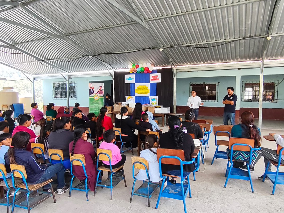 IxtatanF's tweet photo. El 19 de junio entregamos materiales educativos y tecnológico a 4 docentes de la EORM en la aldea El Orégano, Huehuetenango. Impulsamos el proyecto de higiene y medio ambiente con Aprendizaje Basado en Proyectos para 77 estudiantes. ¡La educación transforma vidas1 https://t.co/6sWDT1EVpA