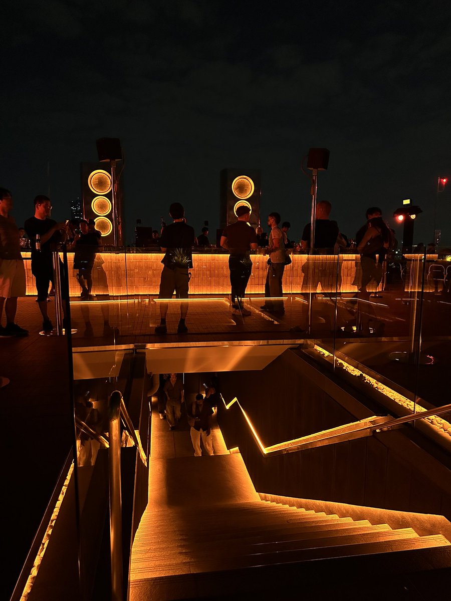 M60414614's tweet photo. ÆTHER 360° rooftop bar https://t.co/QygMPkV4qq